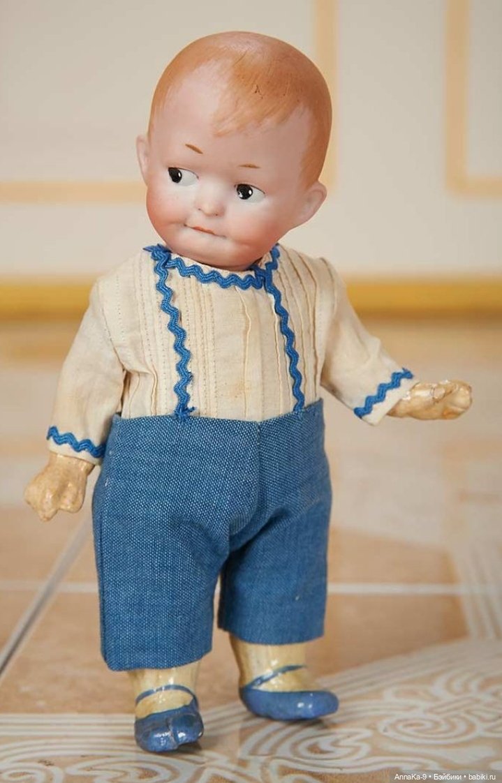 Вязанные наряды и костюмчики на антикварных кукол мальчиков