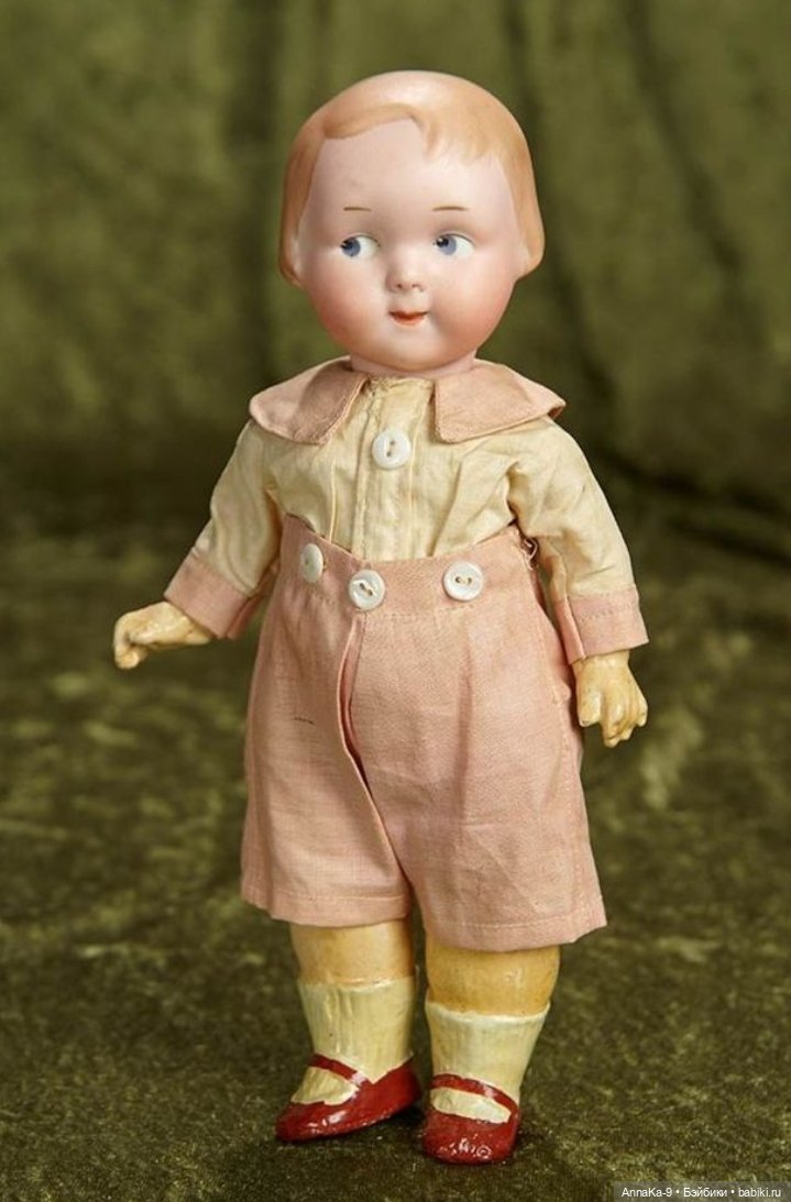 Вязанные наряды и костюмчики на антикварных кукол мальчиков