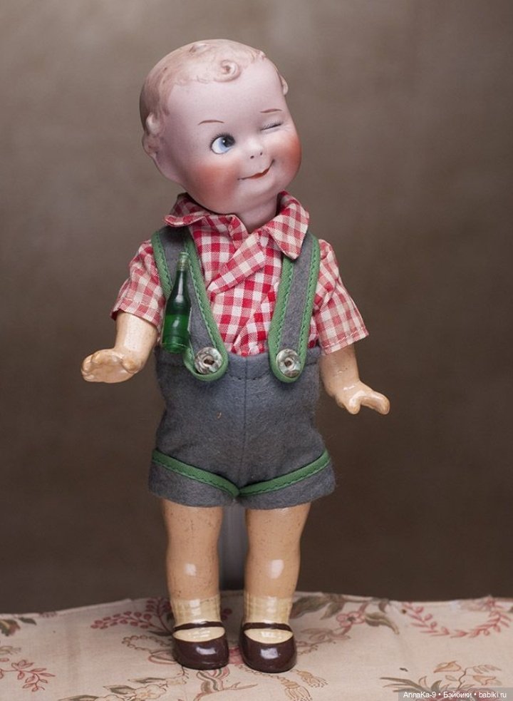 Вязанные наряды и костюмчики на антикварных кукол мальчиков