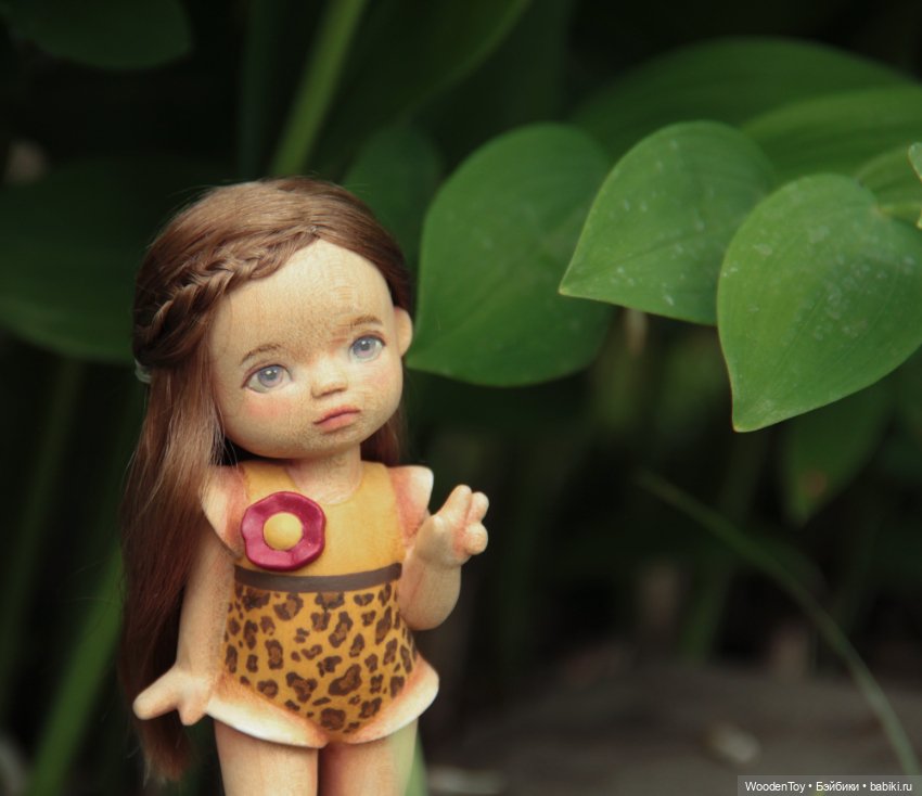 Деревянная кукла, идеально сочетающаяся с жарким летом