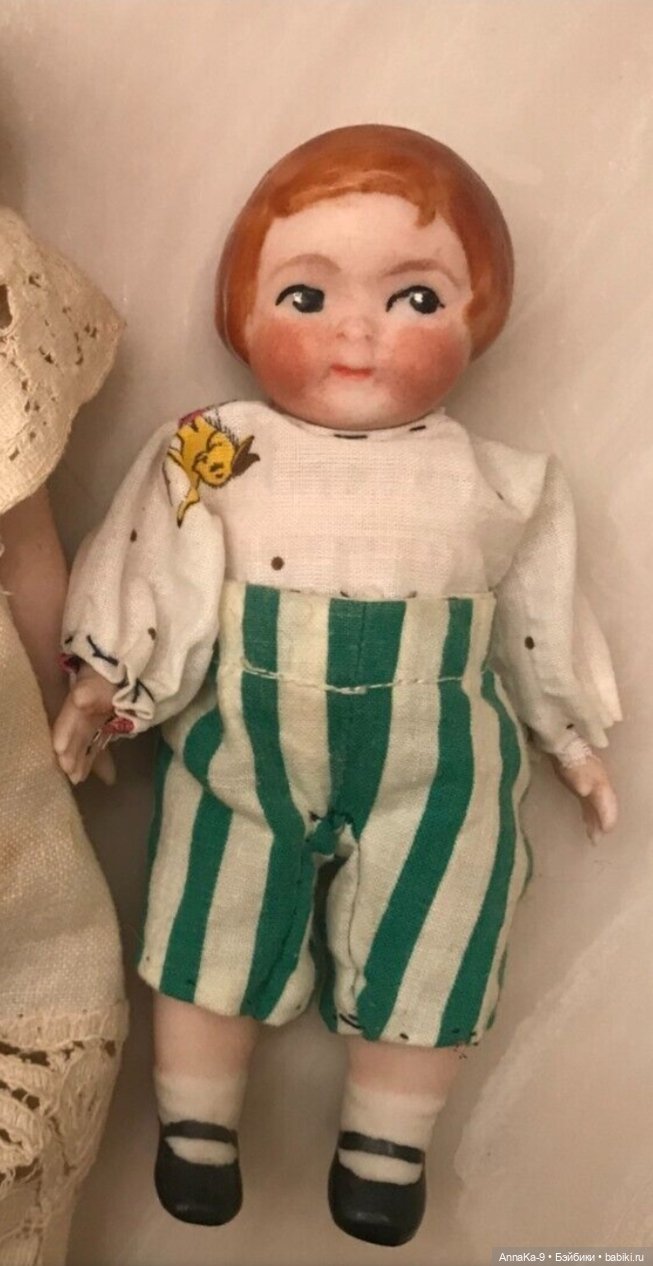 Вязанные наряды и костюмчики на антикварных кукол мальчиков