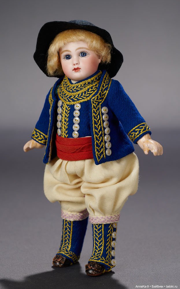 Вязанные наряды и костюмчики на антикварных кукол мальчиков