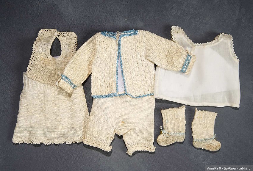 Вязанные наряды и костюмчики на антикварных кукол мальчиков