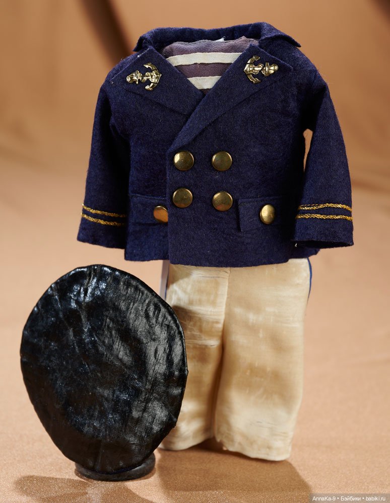 Вязанные наряды и костюмчики на антикварных кукол мальчиков