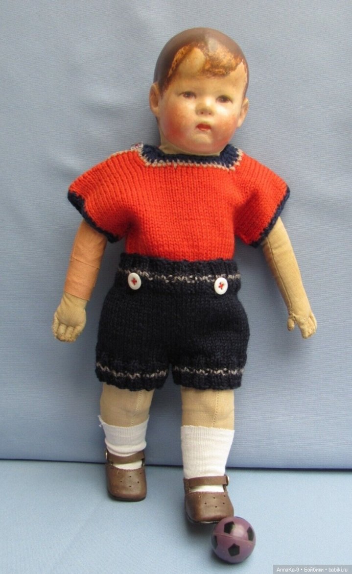 Вязанные наряды и костюмчики на антикварных кукол мальчиков