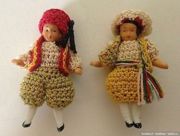 Вязанные наряды для миниатюрных антикварных кукол