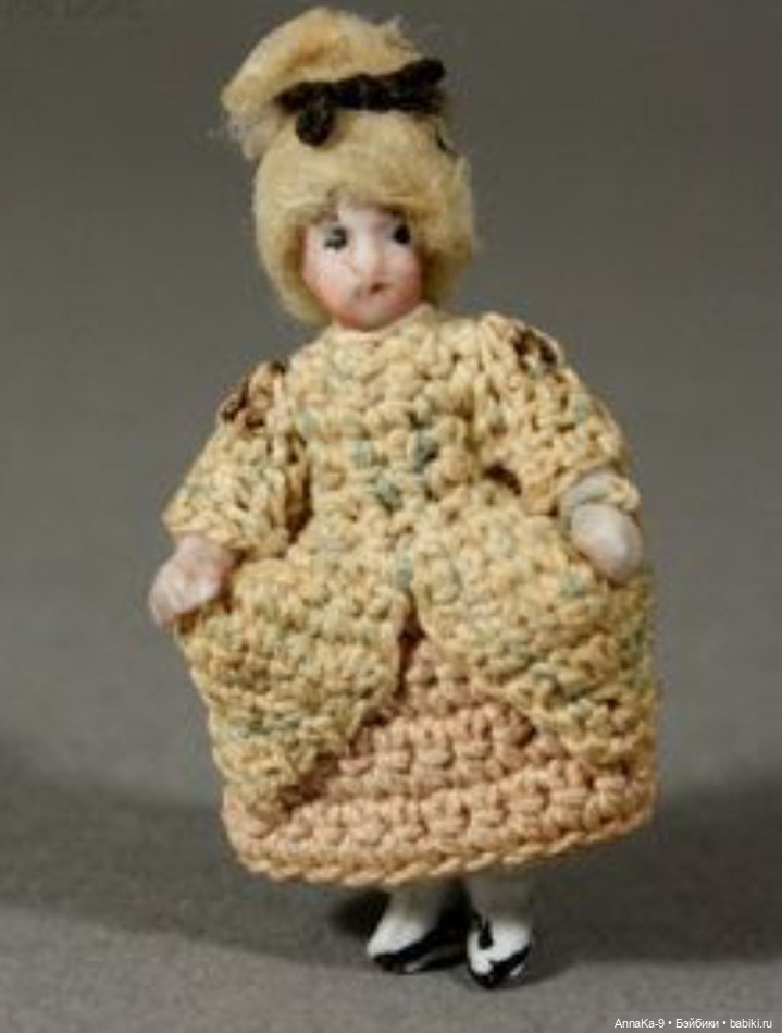 Вязанные наряды для миниатюрных антикварных кукол