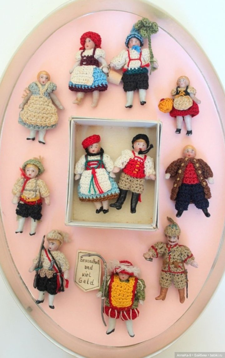 Вязанные наряды для миниатюрных антикварных кукол