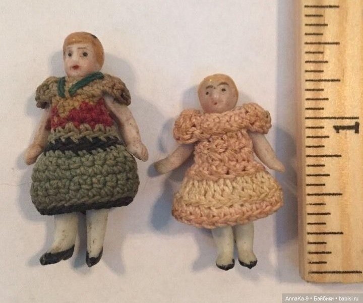 Вязанные наряды для миниатюрных антикварных кукол (фото 7)