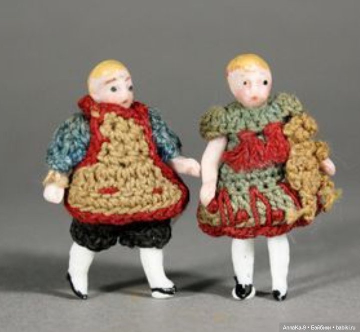Вязанные наряды для миниатюрных антикварных кукол