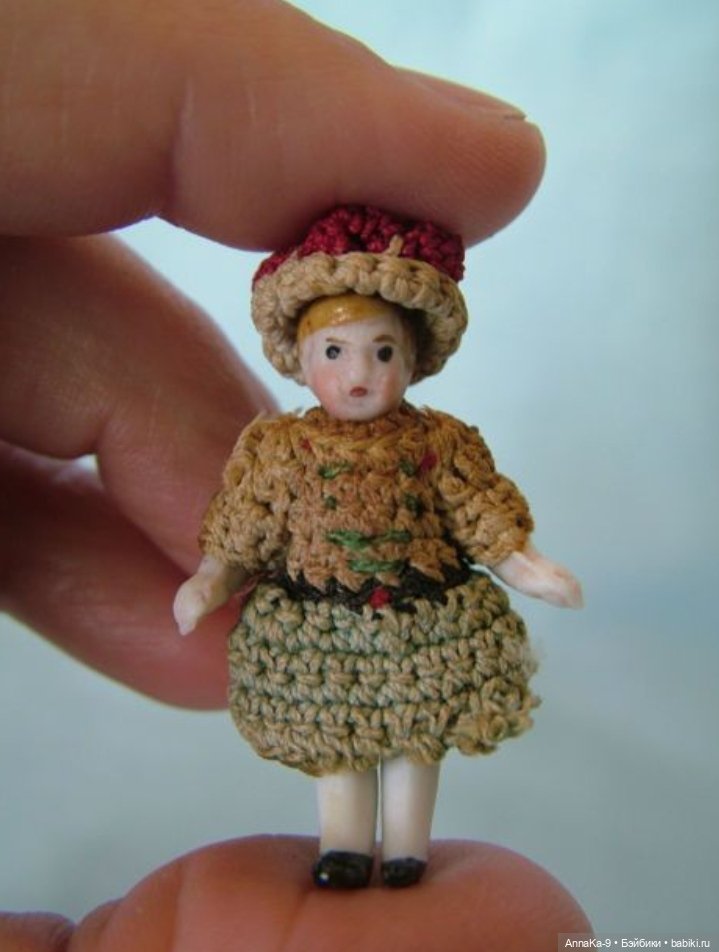 Вязанные наряды для миниатюрных антикварных кукол