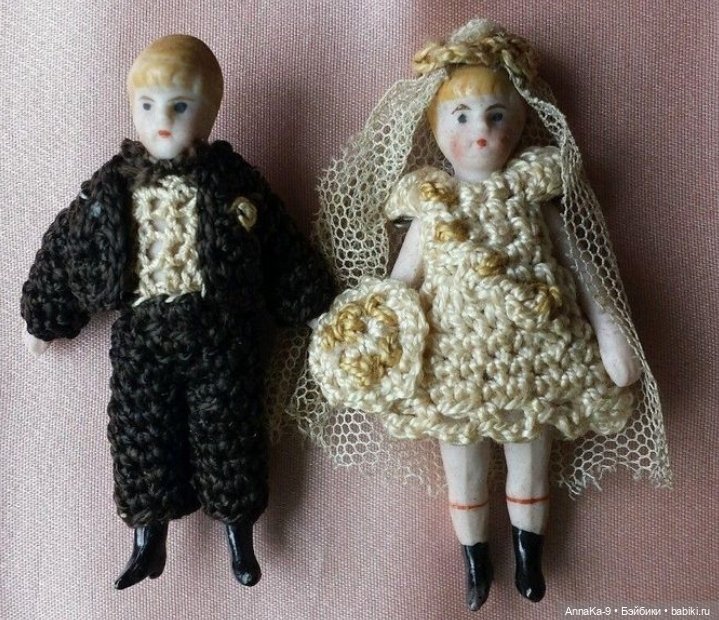Вязанные наряды для миниатюрных антикварных кукол