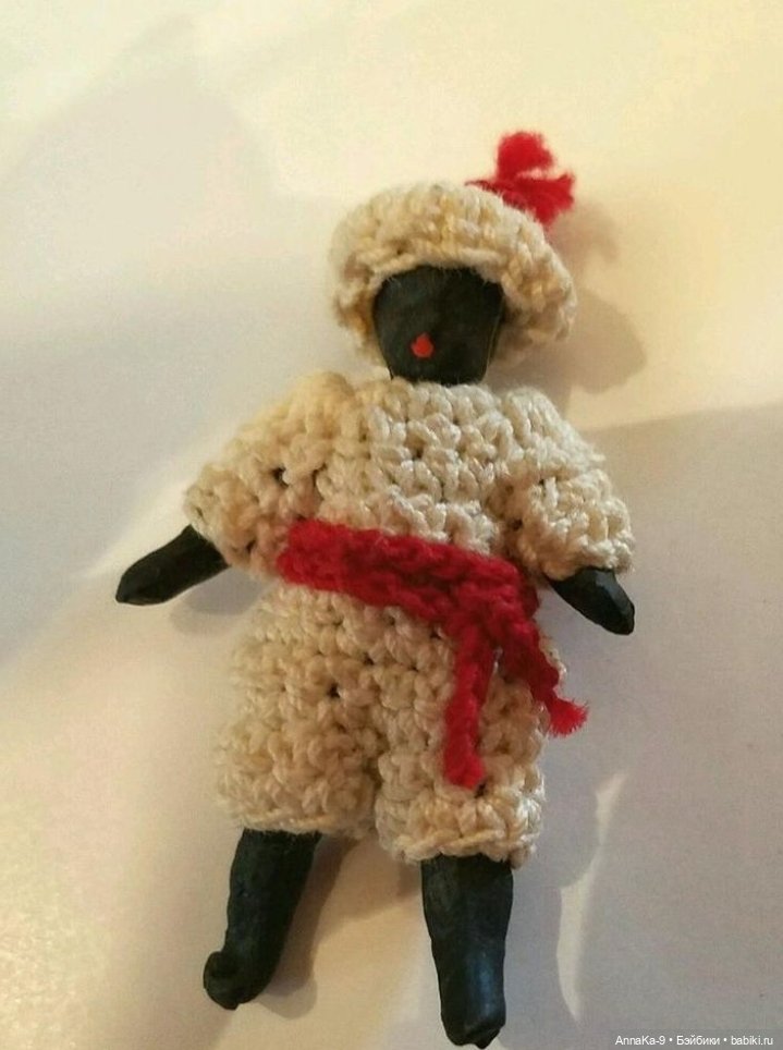 Вязанные наряды для миниатюрных антикварных кукол