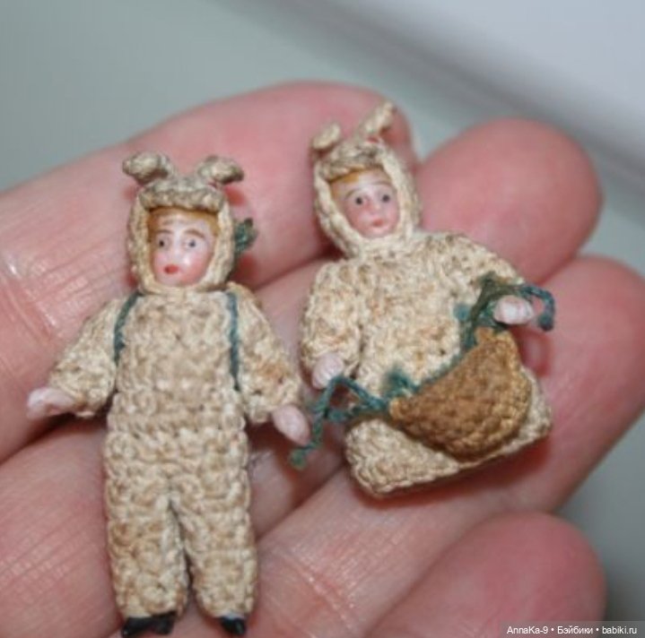 Вязанные наряды для миниатюрных антикварных кукол (фото 5)