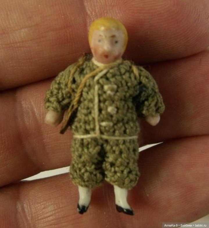 Вязанные наряды для миниатюрных антикварных кукол (фото 3)