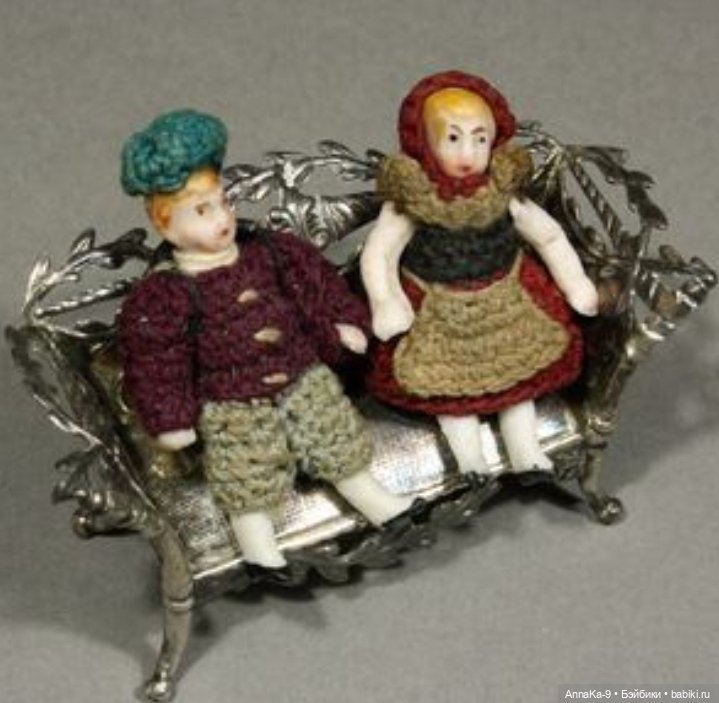 Вязанные наряды для миниатюрных антикварных кукол