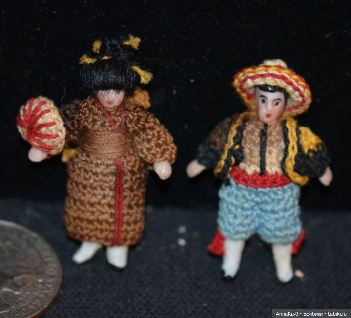 Вязанные наряды для миниатюрных антикварных кукол