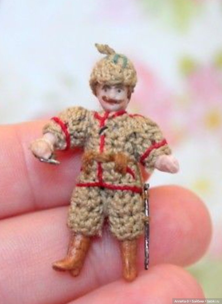 Вязанные наряды для миниатюрных антикварных кукол (фото 2)