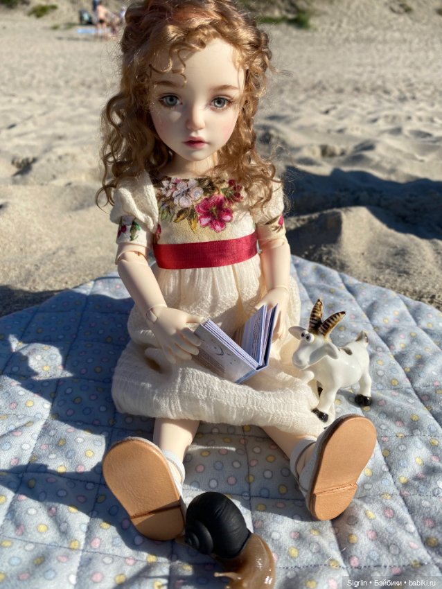 Как юная барышня на море отдыхала