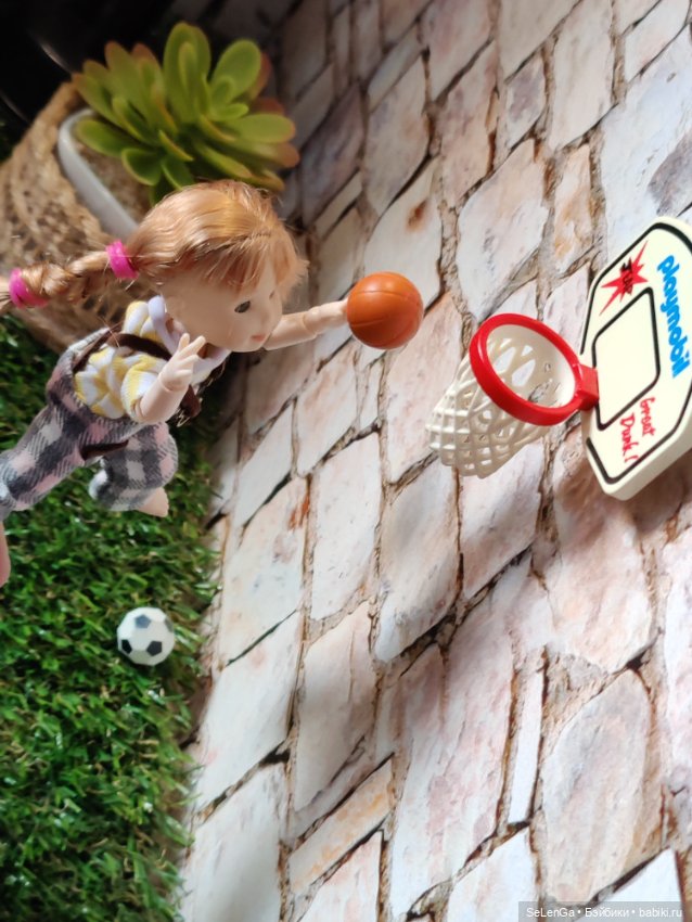 Диля и Лиля на детской площадке Синематографа