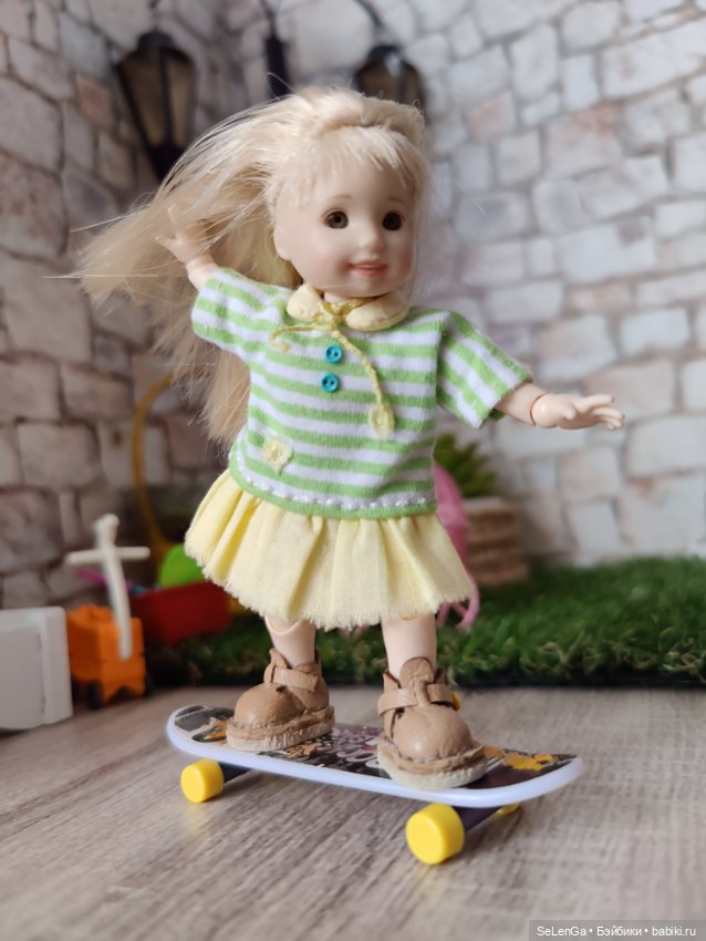 Диля и Лиля на детской площадке Синематографа