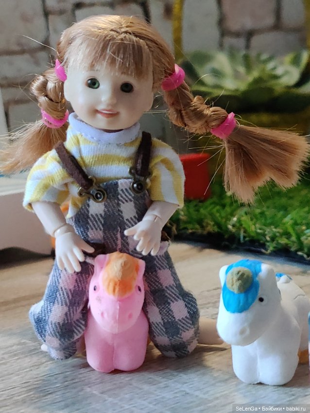 Диля и Лиля на детской площадке Синематографа