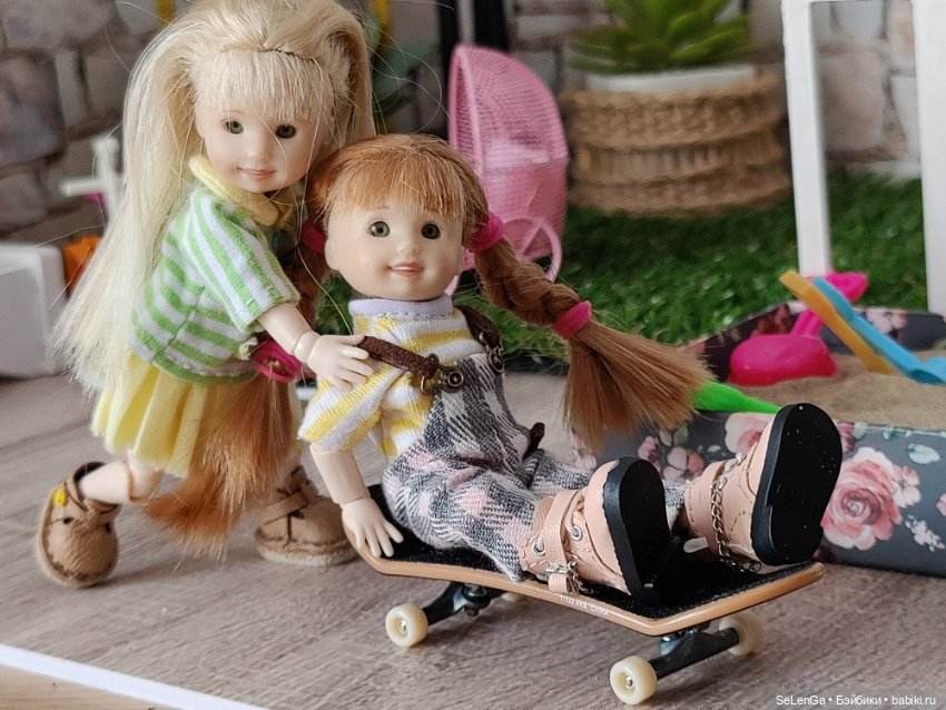 Диля и Лиля на детской площадке Синематографа