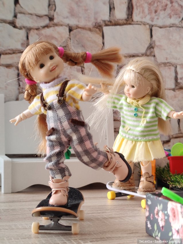 Диля и Лиля на детской площадке Синематографа