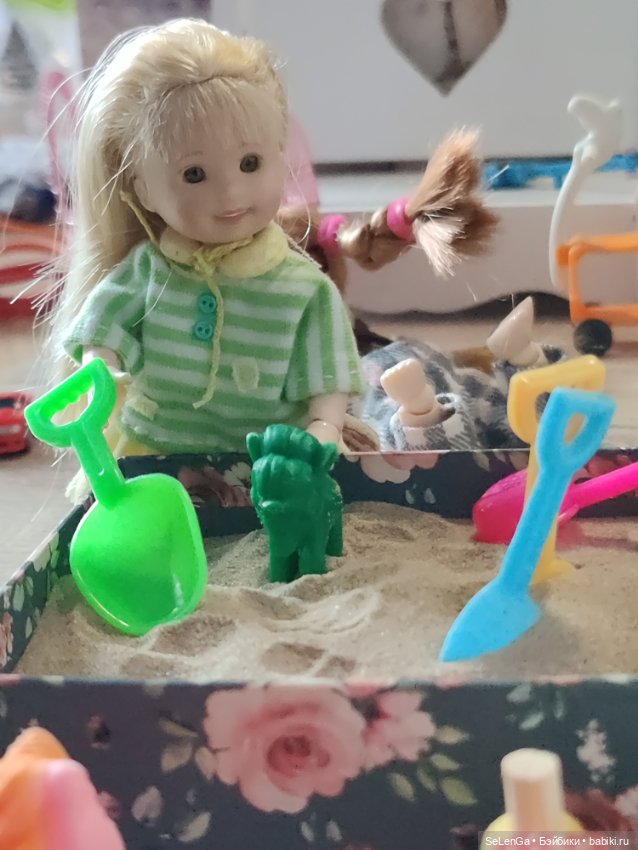 Диля и Лиля на детской площадке Синематографа