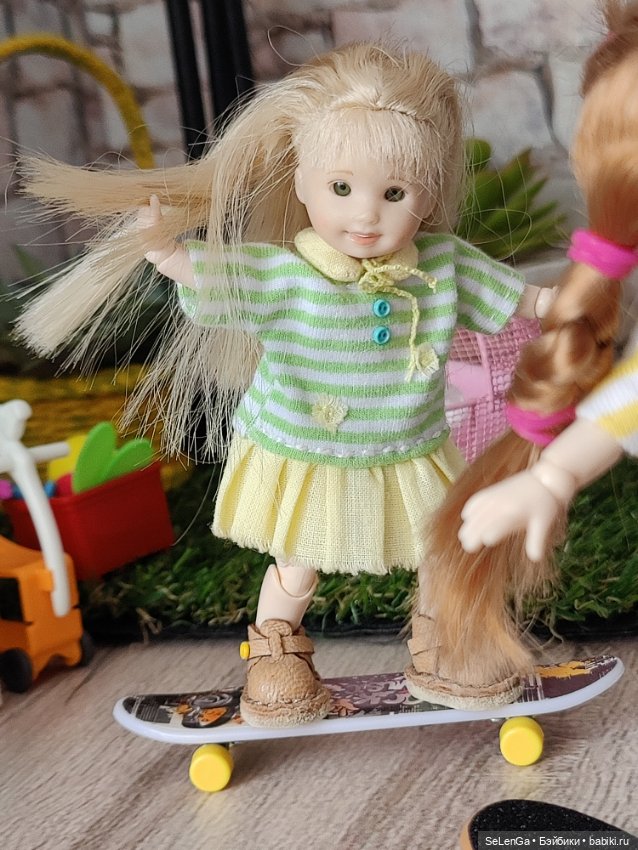 Диля и Лиля на детской площадке Синематографа