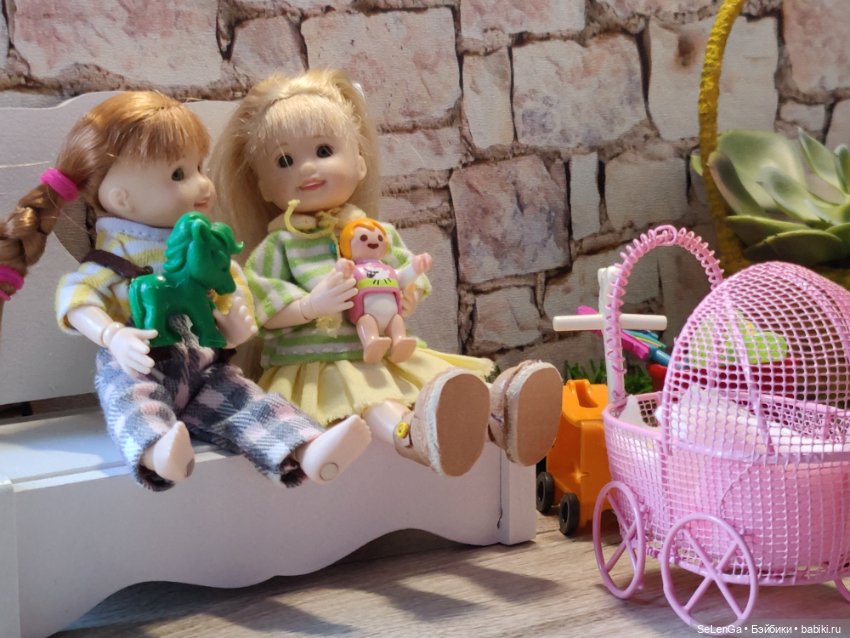 Диля и Лиля на детской площадке Синематографа