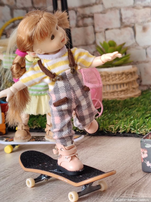 Диля и Лиля на детской площадке Синематографа