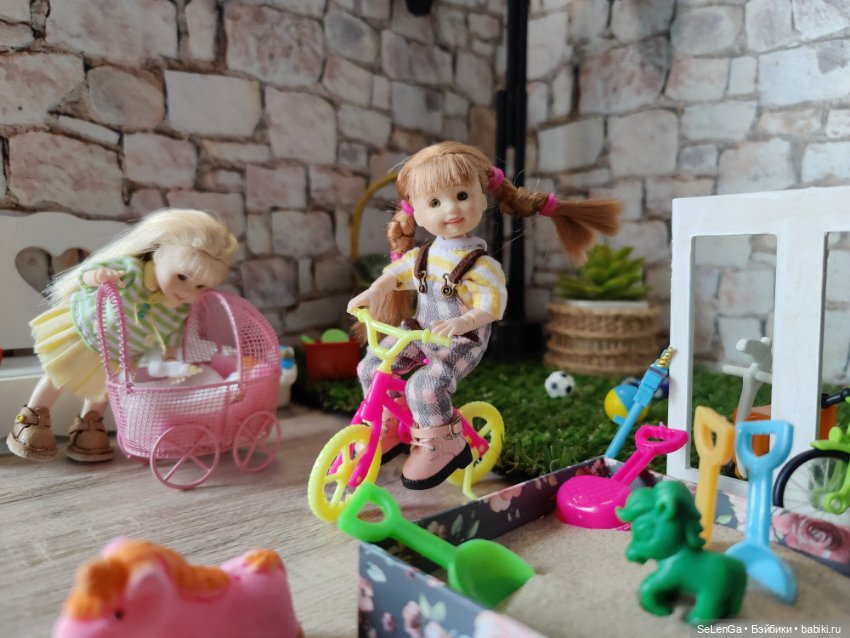 Диля и Лиля на детской площадке Синематографа (фото 3)