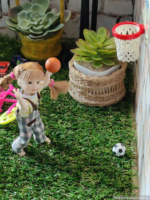 Диля и Лиля на детской площадке Синематографа