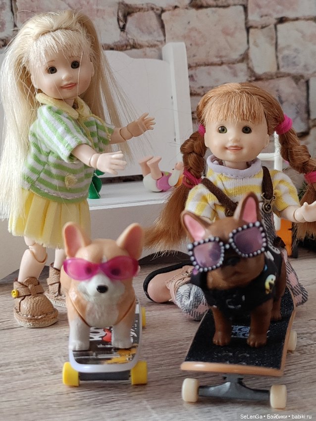 Диля и Лиля на детской площадке Синематографа