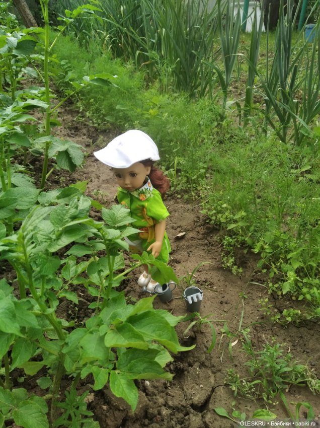 Светочка на даче, картофельные грядки