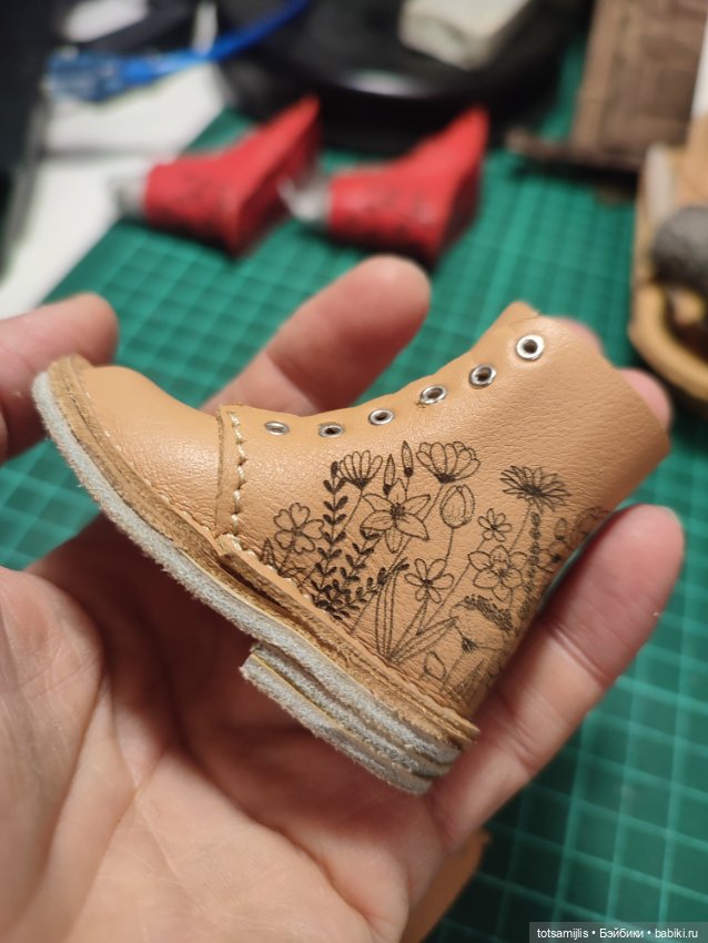 Гравировка на обуви для кукол (фото 5)