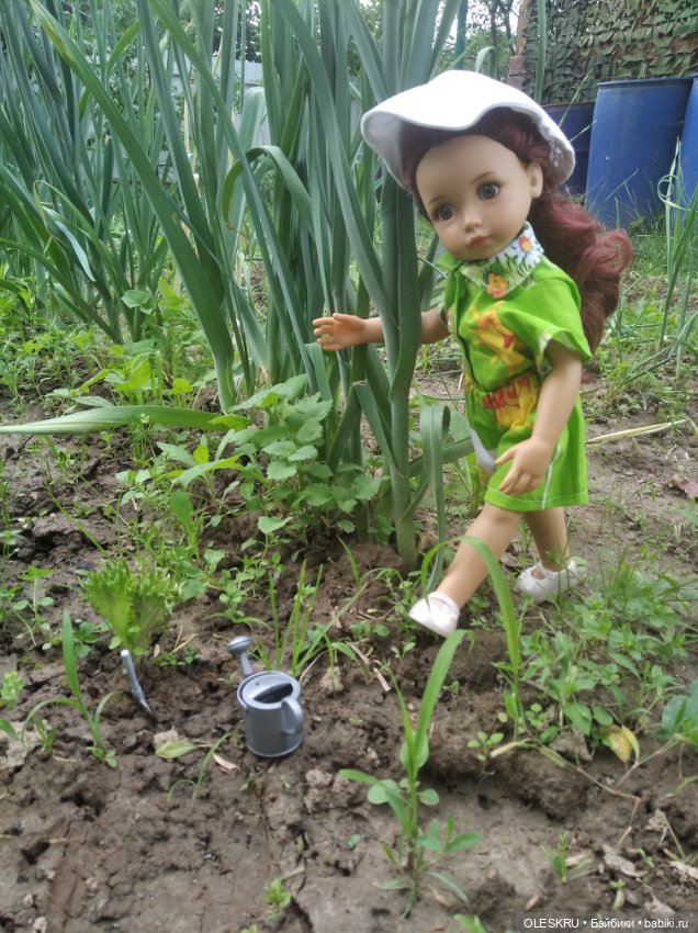 Светочка на даче , эх лук лучок