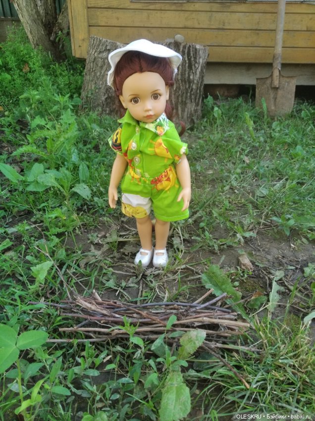 Светочка на даче собирает хворост