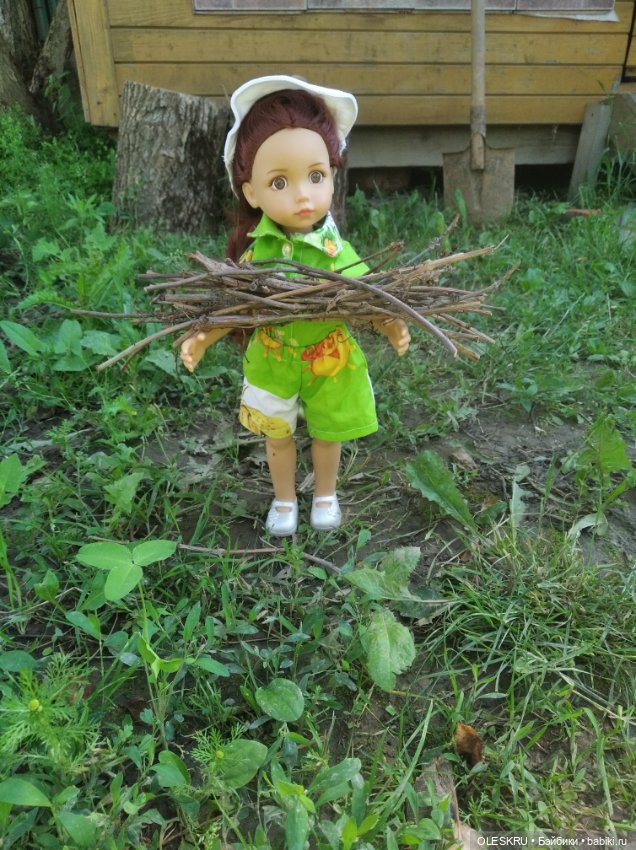 Светочка на даче собирает хворост (фото 3)