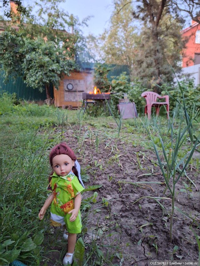 Светочка на даче собирает хворост (фото 5)