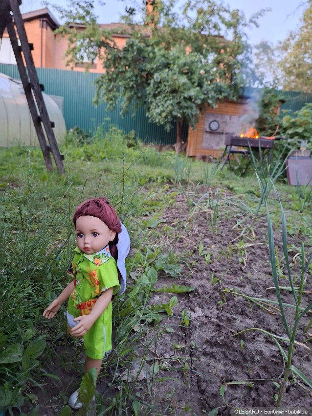 Светочка на даче собирает хворост (фото 4)