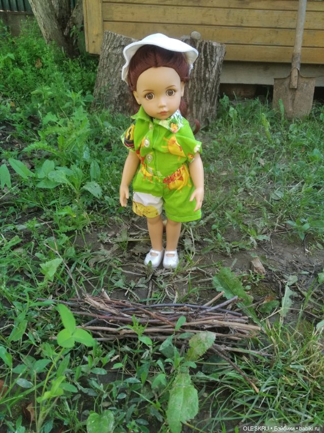 Светочка на даче собирает хворост (фото 2)