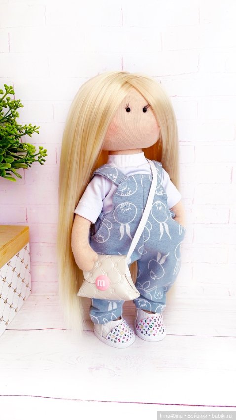 Кукла игровая с набором одежды