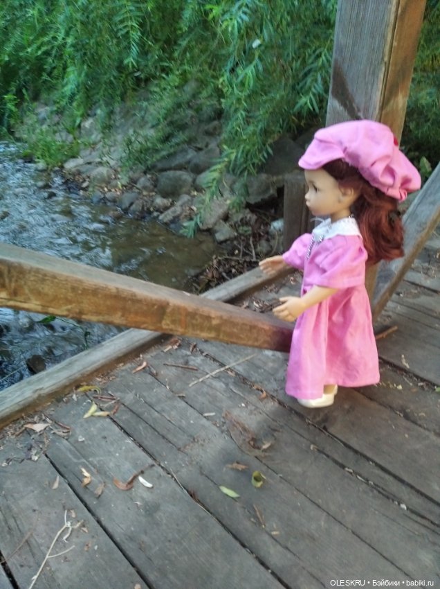 А по камушкам по круглым камушка" река "бежит