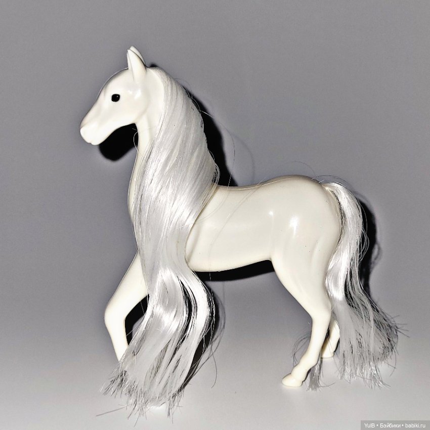 Наездница с розовыми волосами