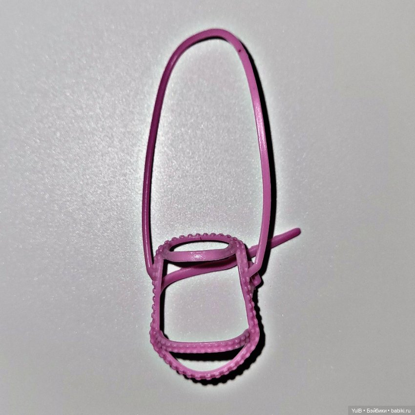 Наездница с розовыми волосами