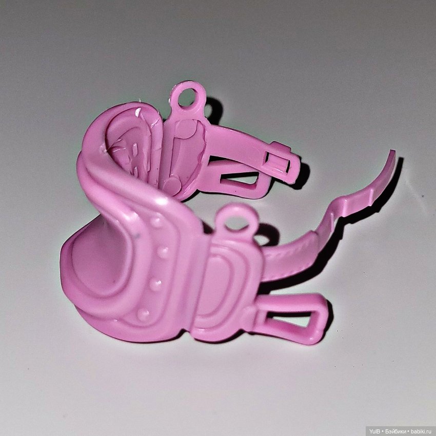 Наездница с розовыми волосами