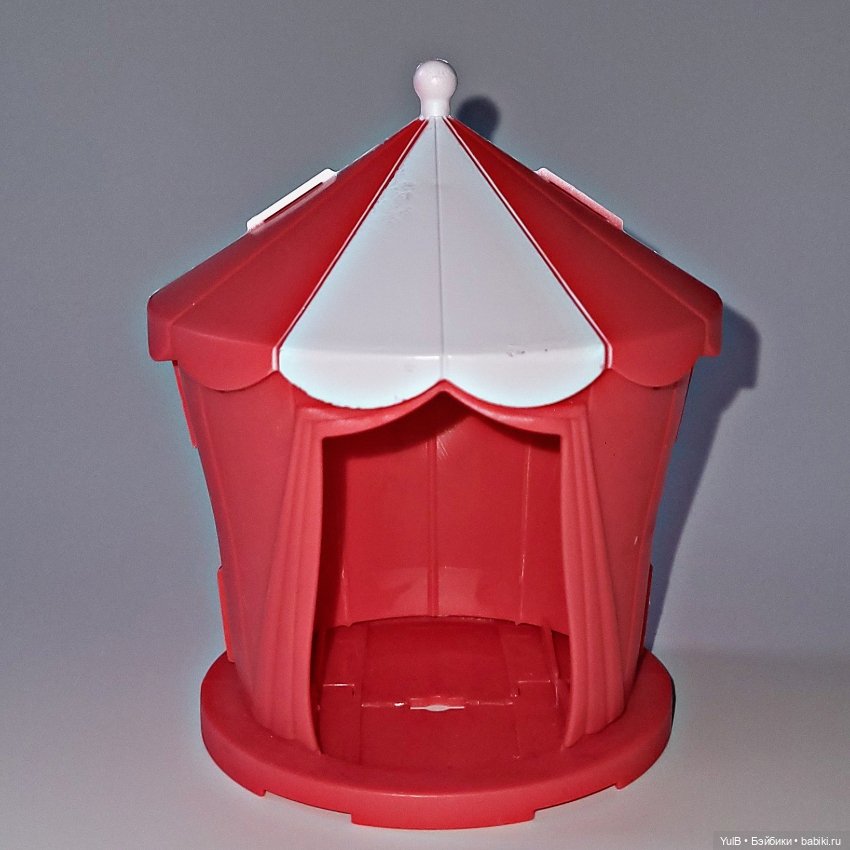 Наездница с розовыми волосами