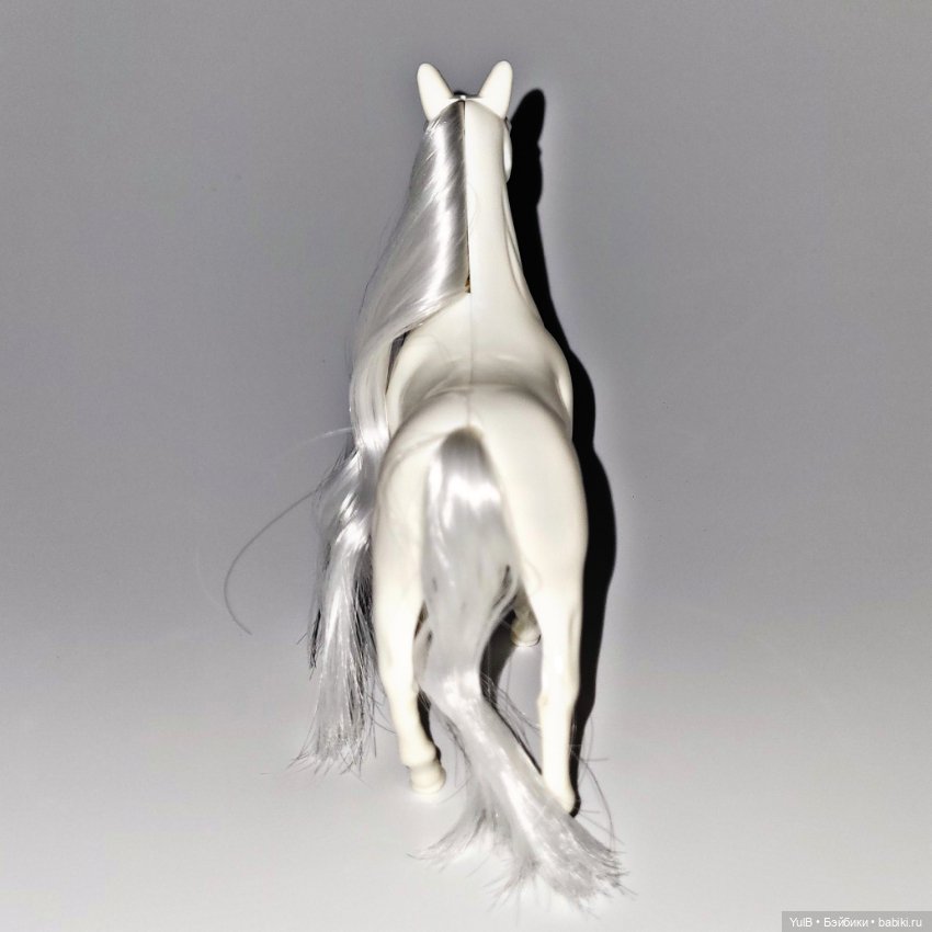 Наездница с розовыми волосами